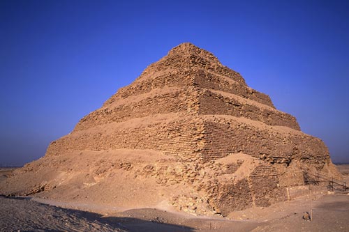 ジョセル王が建設したサッカラの階段ピラミッド。ヘジラの墓はこの北西で発見された。