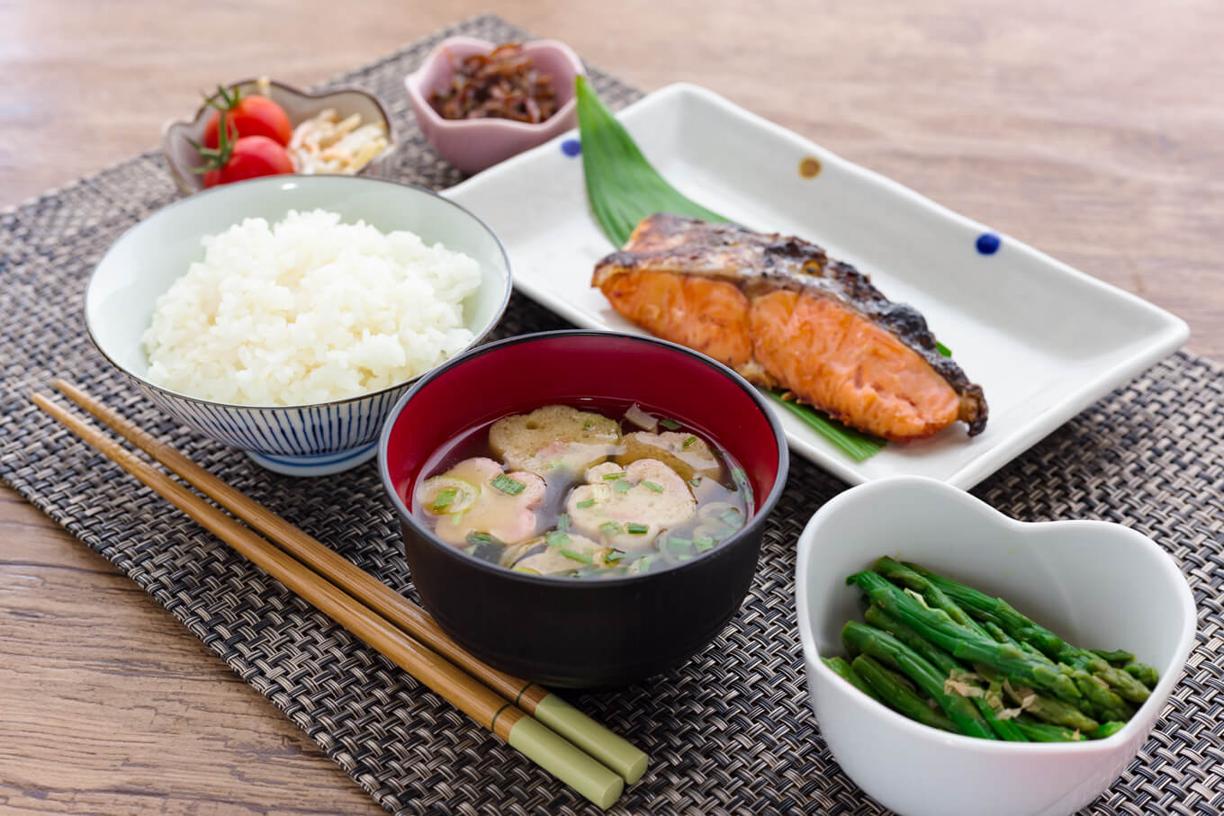 主食・主菜・副菜を組み合わせた和食 