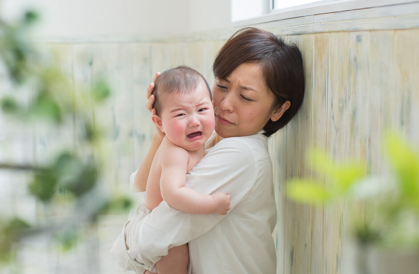 黄昏 泣き 抱っこ すると 泣き 止む